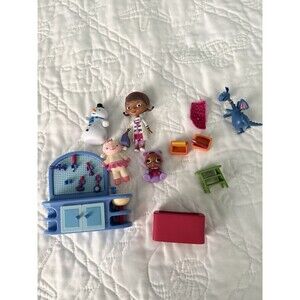 Doc McStuffins clinic Doc Office Check Up plastic desk & figurines toys